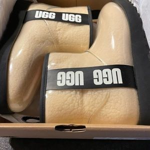 Uggs- Class Clear Mini- Size 7